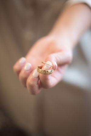 Detalle de anillo de boda
