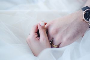 Novios dándose la mano en sesión de pareja de boda