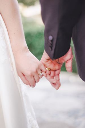 Meñiques de novios en la sesión de pareja de novios en su boda