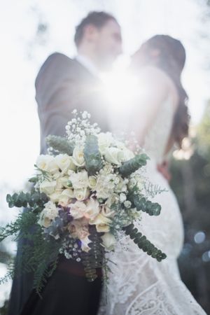 Novios en sesión divertida de pareja el día de su boda en Ciudad de Guatemala