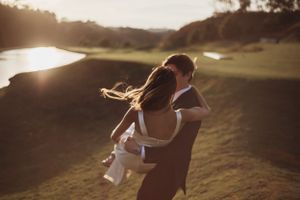 Novios en sesión divertida de pareja el día de su boda en Ciudad de Guatemala