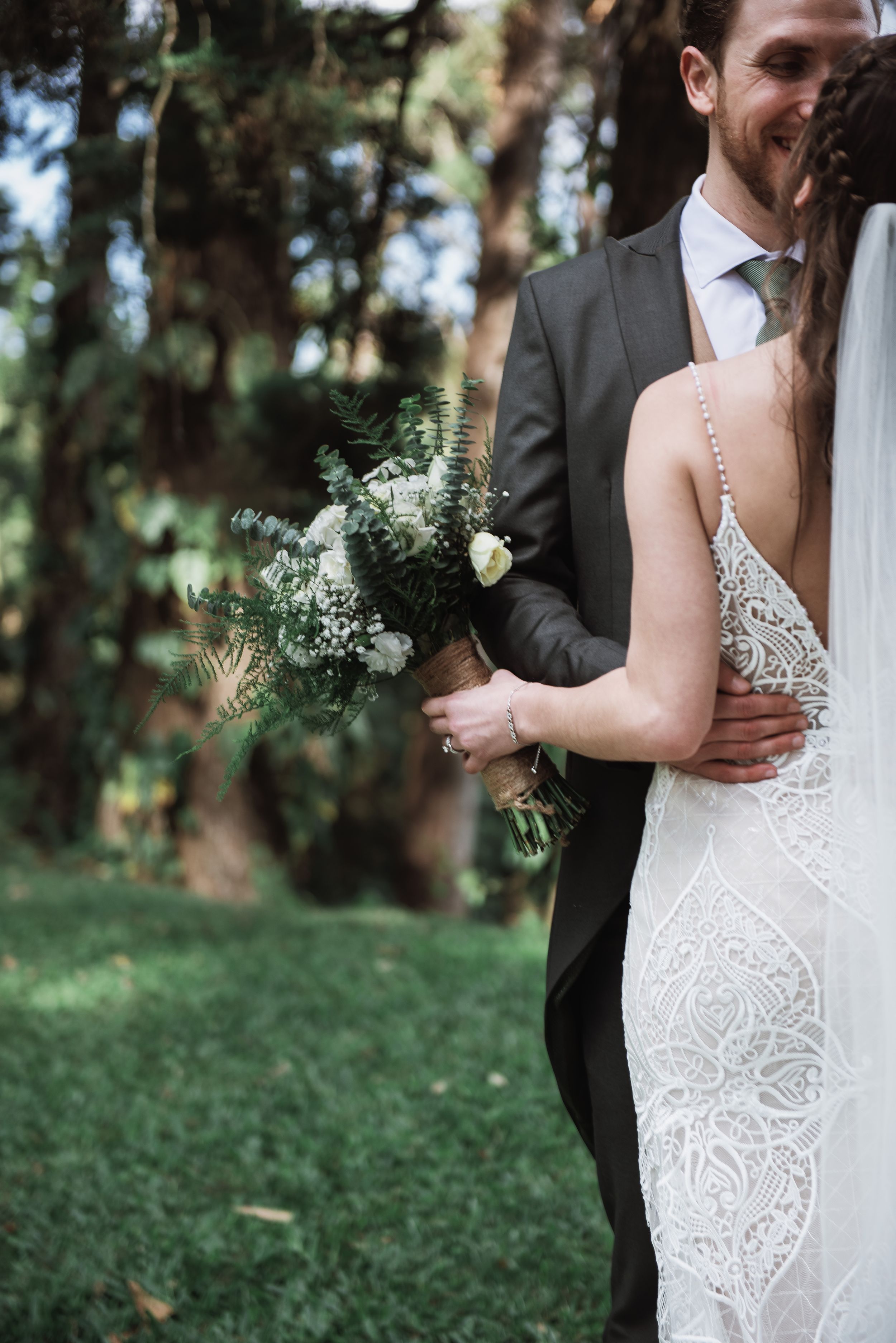 Novios en sesión divertida de pareja el día de su boda en Ciudad de Guatemala