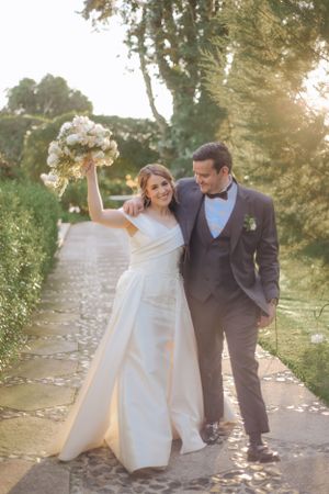 Novios felices en el día de su boda