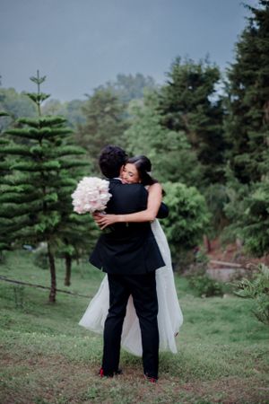 Novios en sesión divertida de pareja el día de su boda en Ciudad de Guatemala