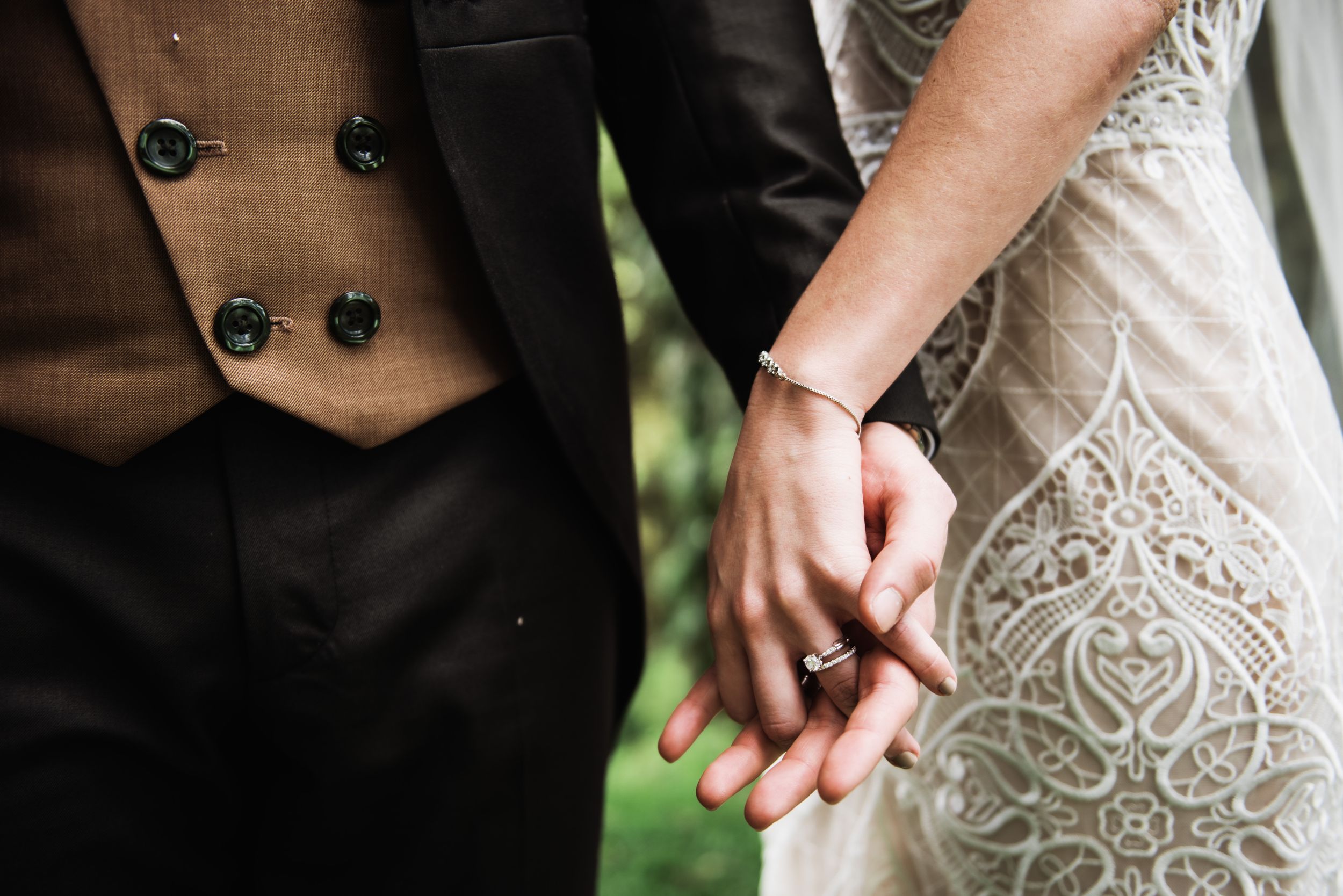Novios en sesión divertida de pareja el día de su boda en Ciudad de Guatemala
