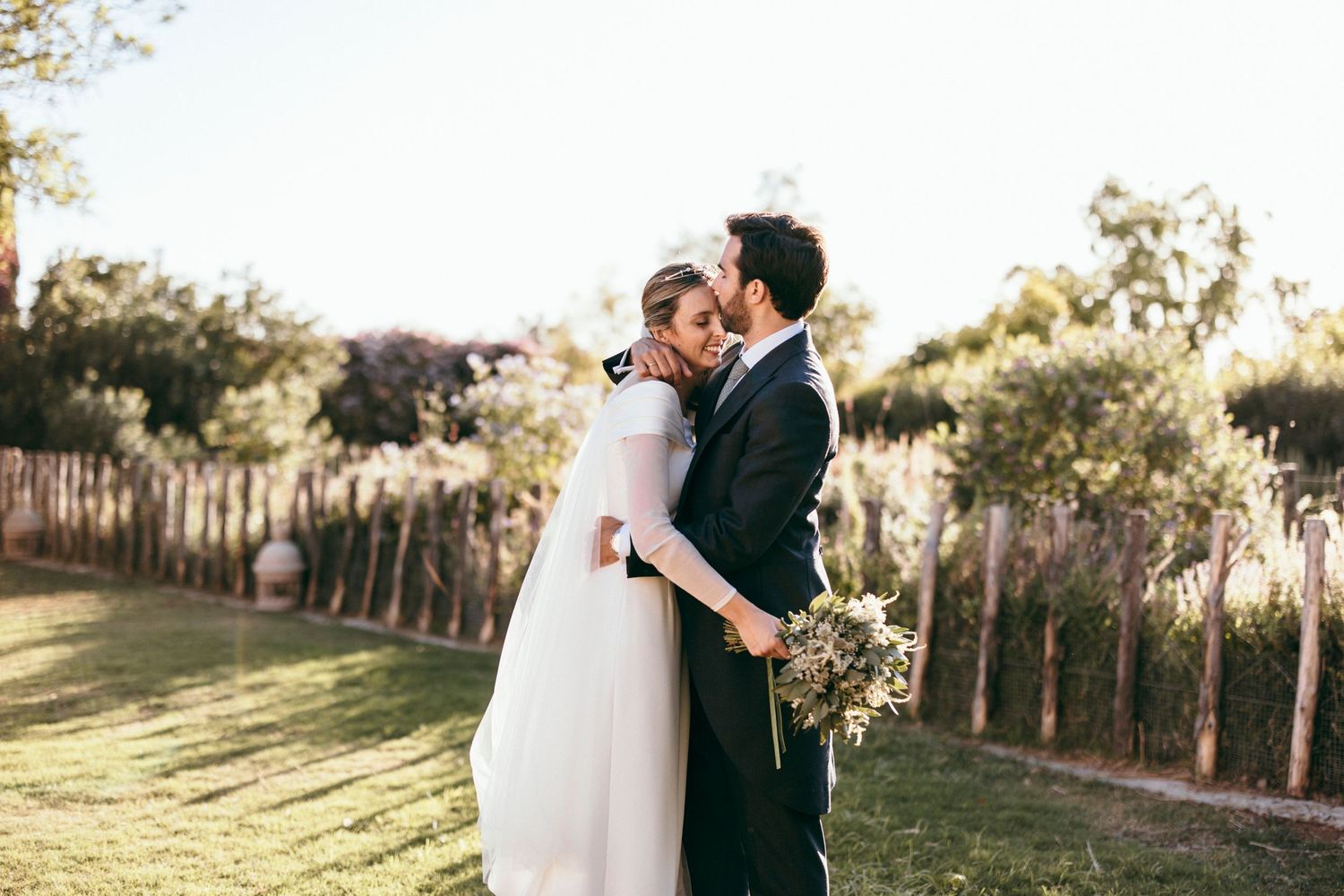 Novio dandole un beso en la frente a su novia en la boda