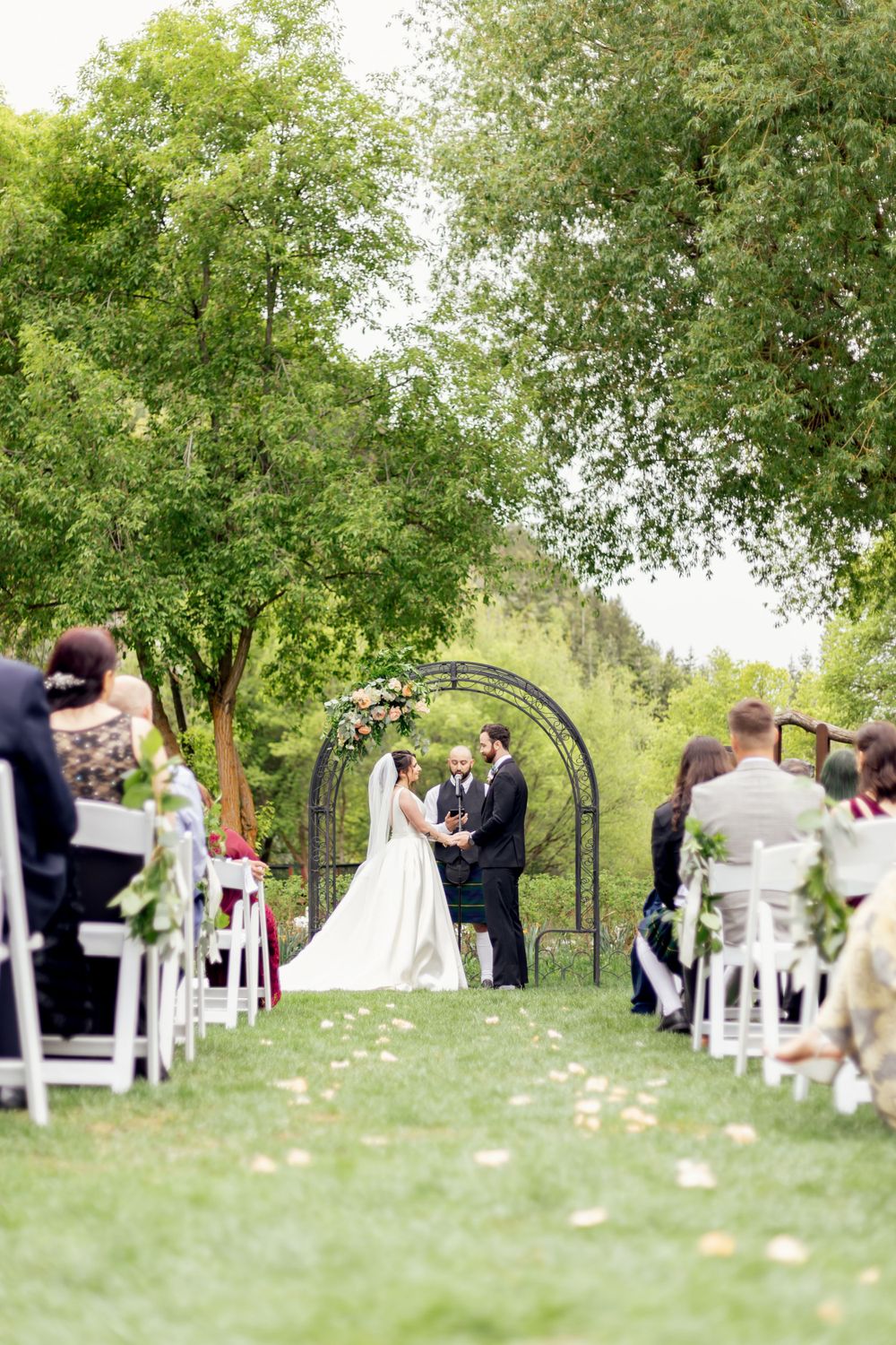 elegant outdoor wedding ceremony in kcmo