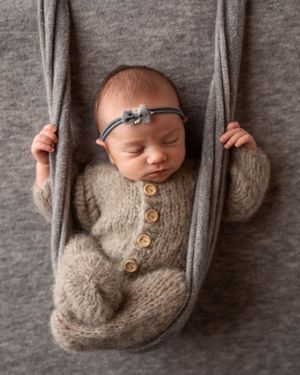 Professional newborn photo- gray