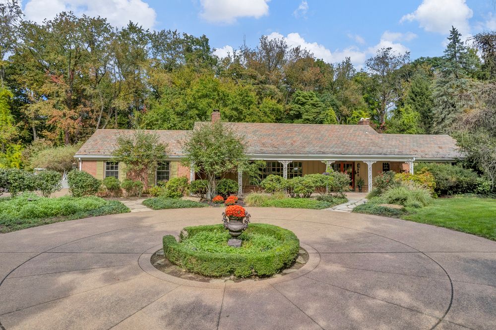 Real estate photographer in the Pittsburgh area with over 5 years of experience. Serving Beaver, Allegheny, Lawerence, and Butler counties.