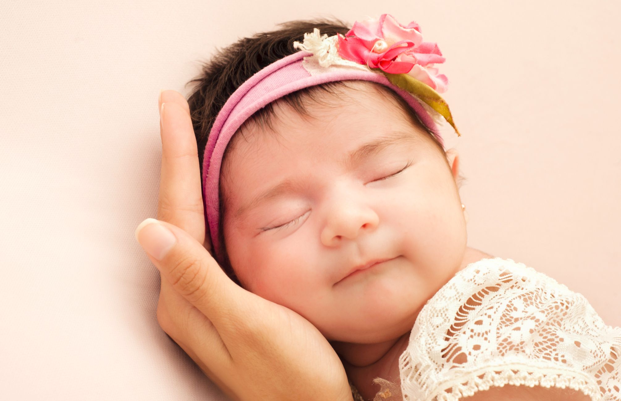 Neugeborenenfotos Berlin Neugeborenenfotografie mit Eltern  Babyfotograf  Neugeborene Babyfotos Outfits