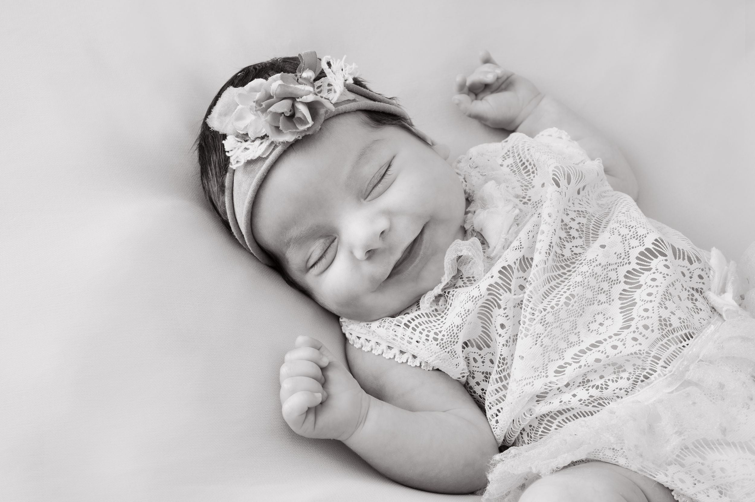 Neugeborenenfotos Berlin Neugeborenenfotografie mit Eltern Babyfotograf Babyshooting Emotionale Babyfotos