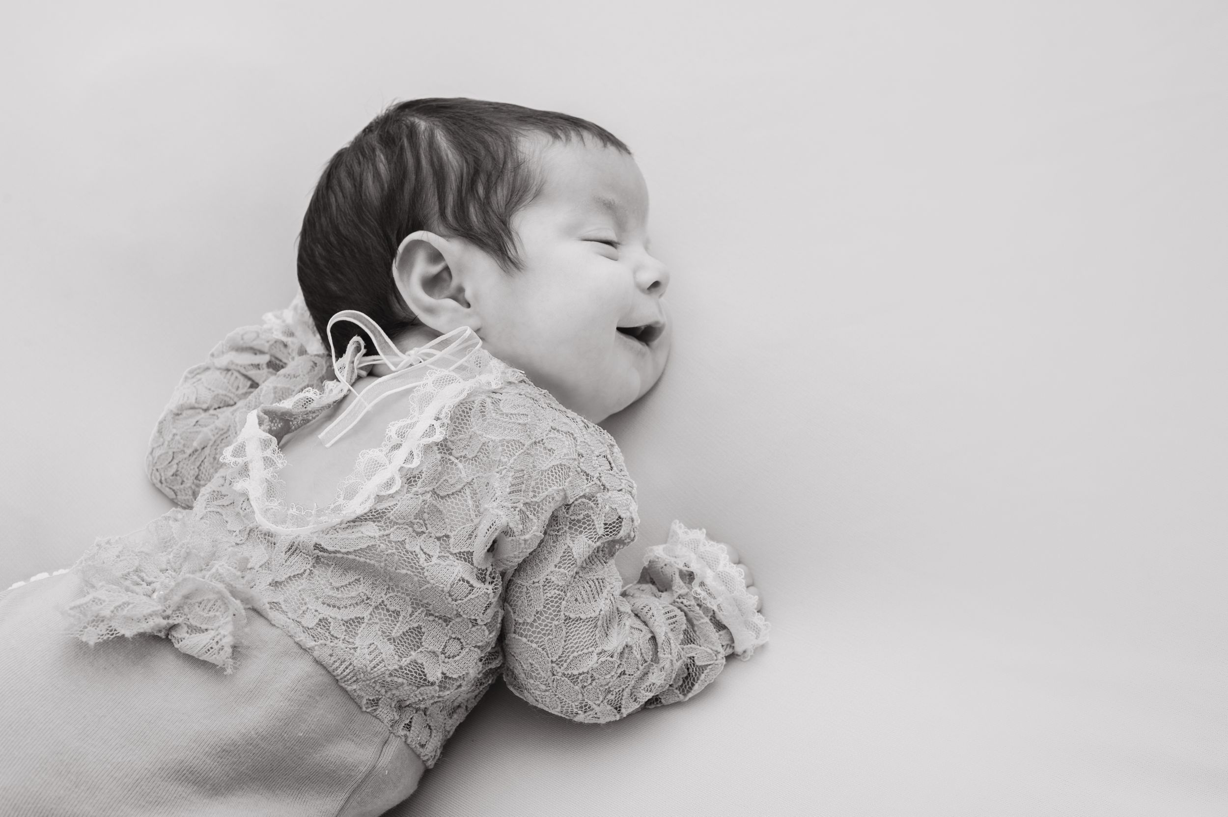 Neugeborenenfotos Berlin Neugeborenenfotografie mit Eltern Babyfotograf Babyshooting Emotionale Babyfotos