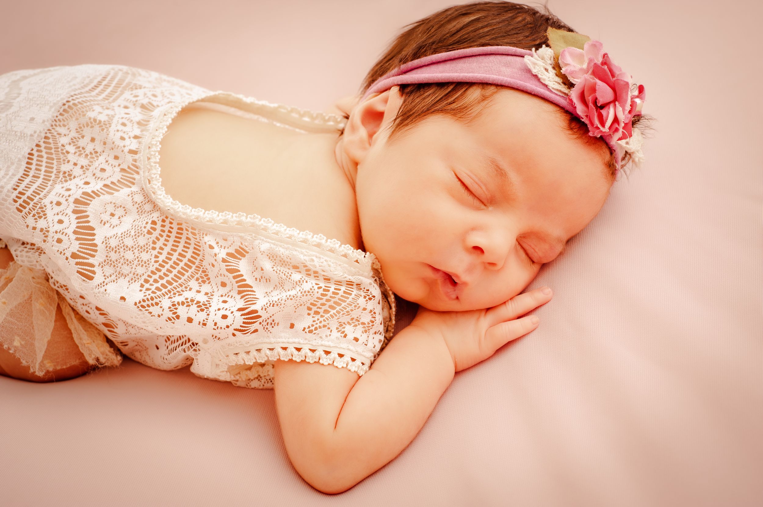 Neugeborenenfotos Berlin Neugeborenenfotografie mit Eltern Babyfotograf Babyshooting Emotionale Babyfotos
