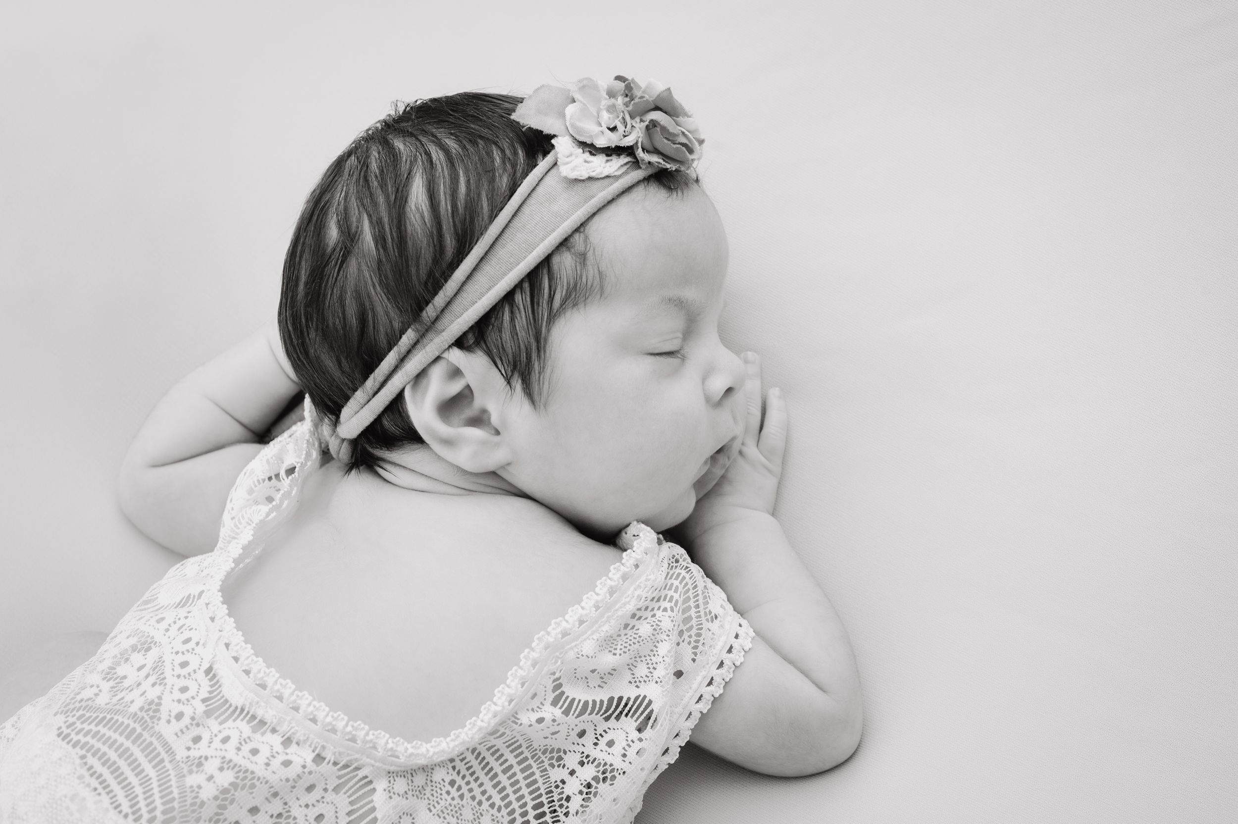Neugeborenenfotos Berlin Neugeborenenfotografie mit Eltern Babyfotograf Babyshooting Emotionale Babyfotos