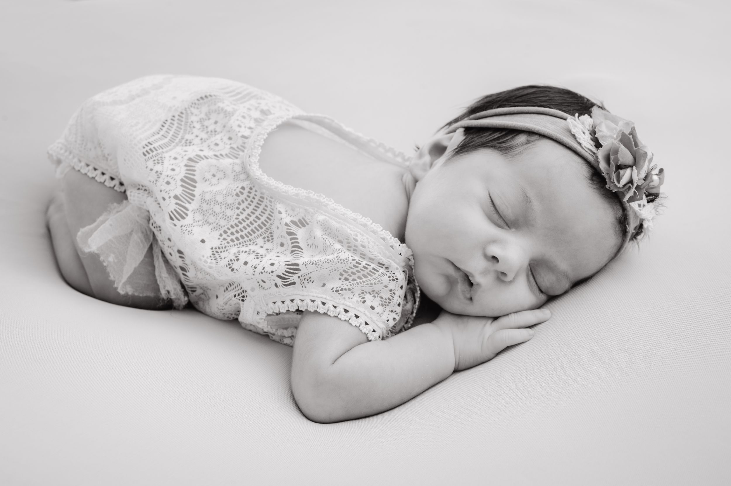 Neugeborenenfotos Berlin Neugeborenenfotografie mit Eltern Babyfotograf Babyshooting Emotionale Babyfotos