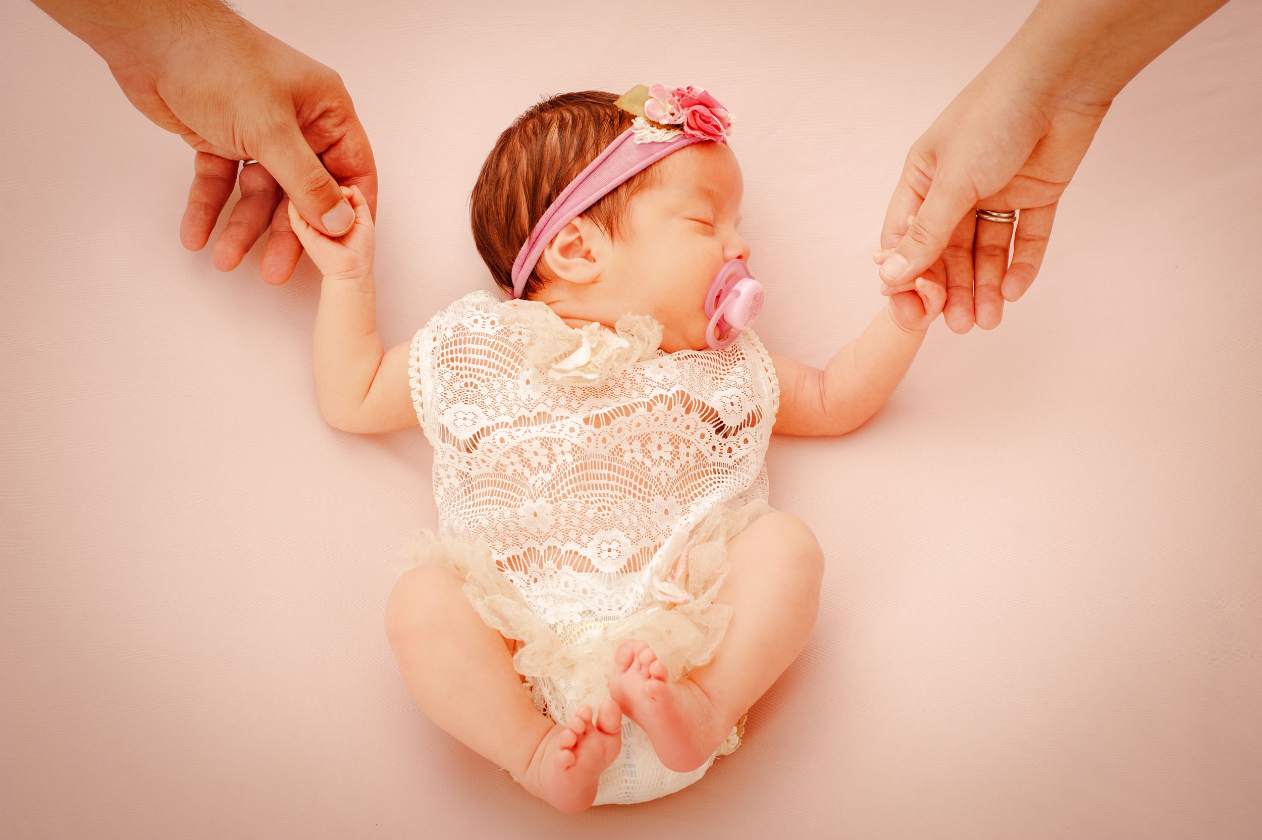 Neugeborenenfotos Berlin Neugeborenenfotografie mit Eltern Babyfotograf Babyshooting Emotionale Babyfotos