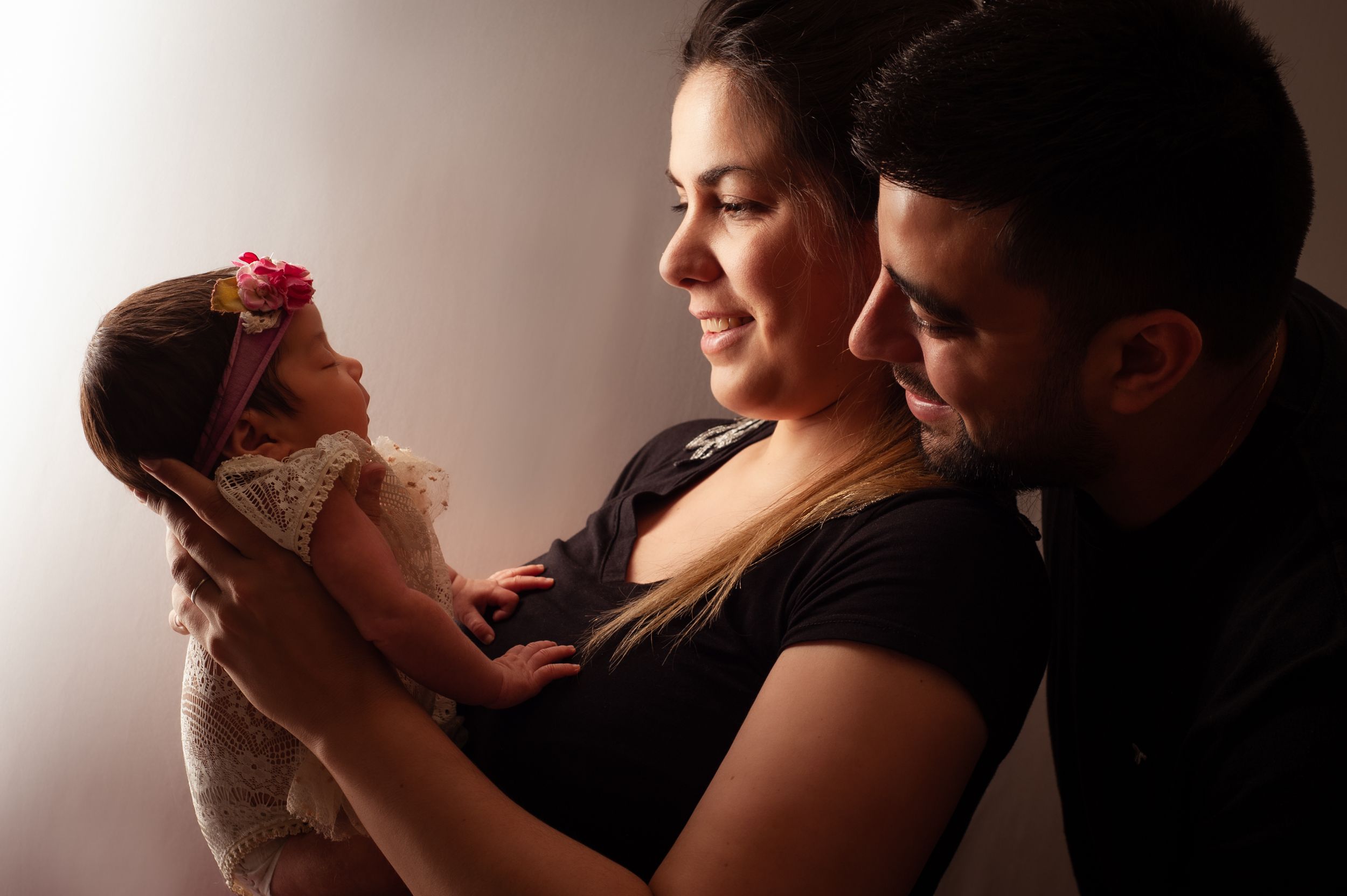 Neugeborenenfotos Berlin Neugeborenenfotografie mit Eltern Babyfotograf Babyshooting Emotionale Babyfotos