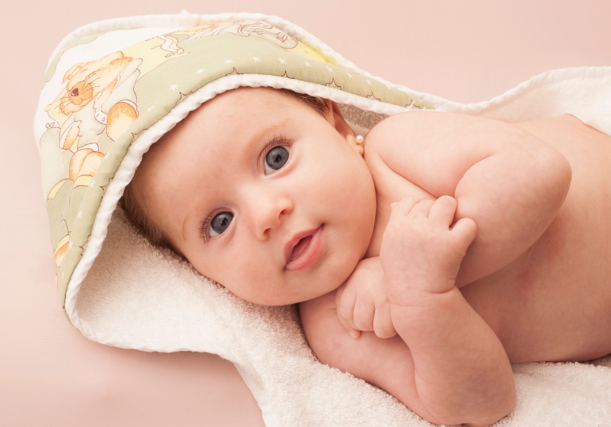 Neugeborenenfotos Berlin Neugeborenenfotografie mit Eltern Babyfotograf Babyshooting Emotionale Babyfotos