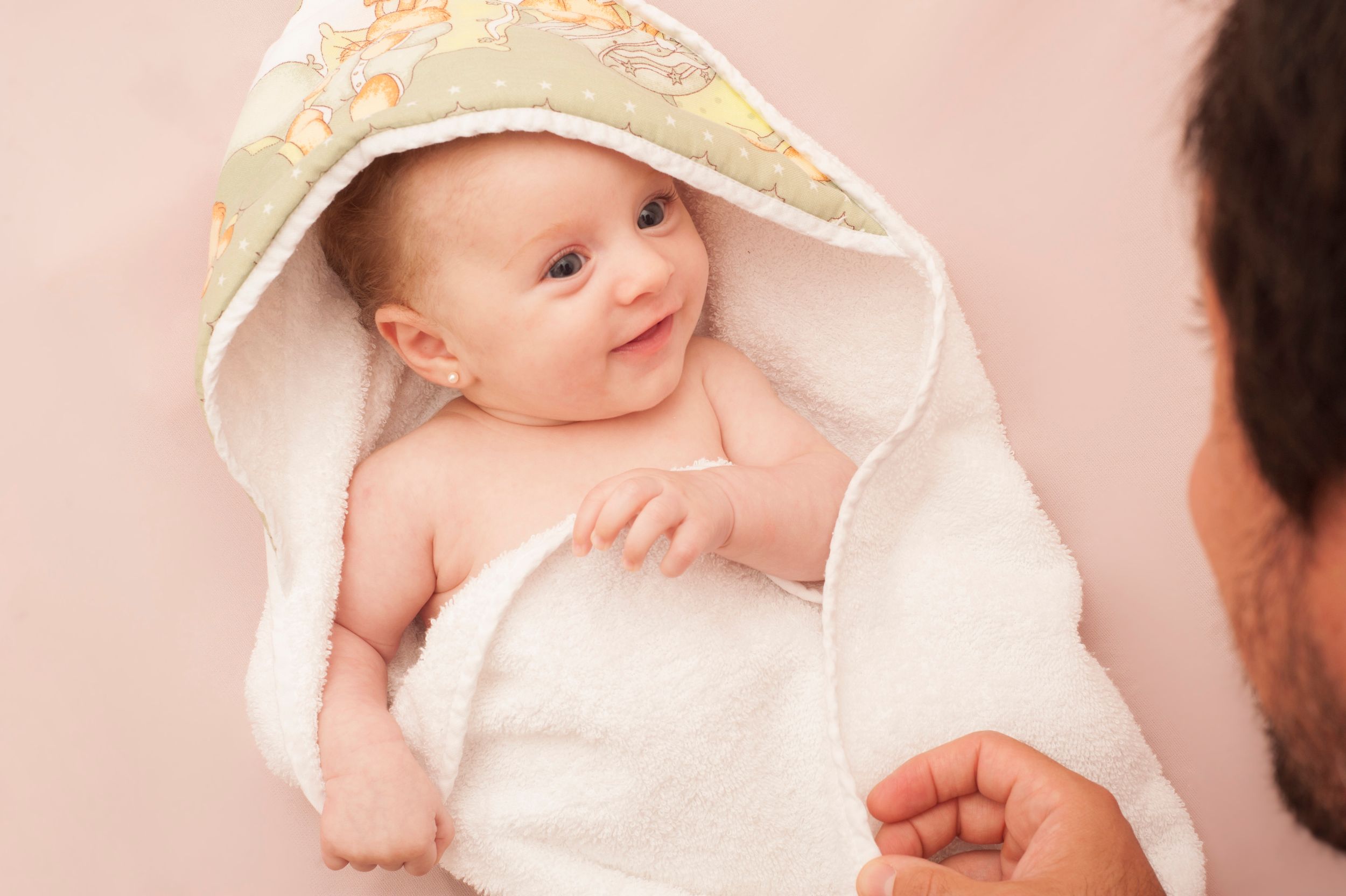 Neugeborenenfotos Berlin Neugeborenenfotografie mit Eltern Babyfotograf Babyshooting Emotionale Babyfotos