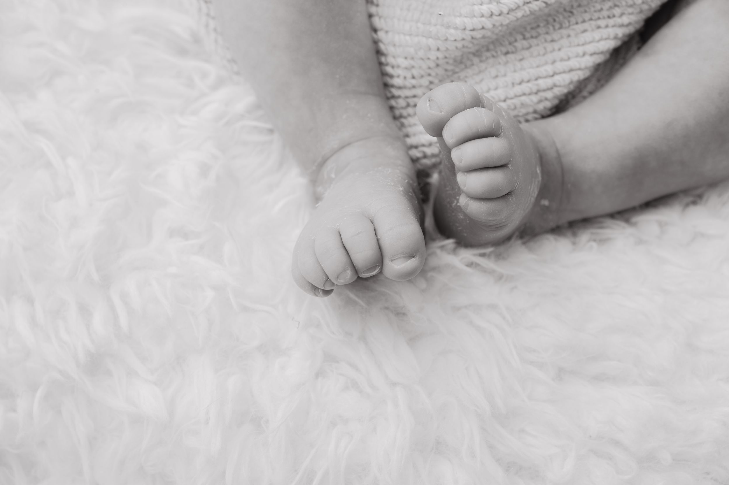 Neugeborenenfotos Berlin Neugeborenenfotografie mit Eltern Babyfotograf Babyshooting Emotionale Babyfotos