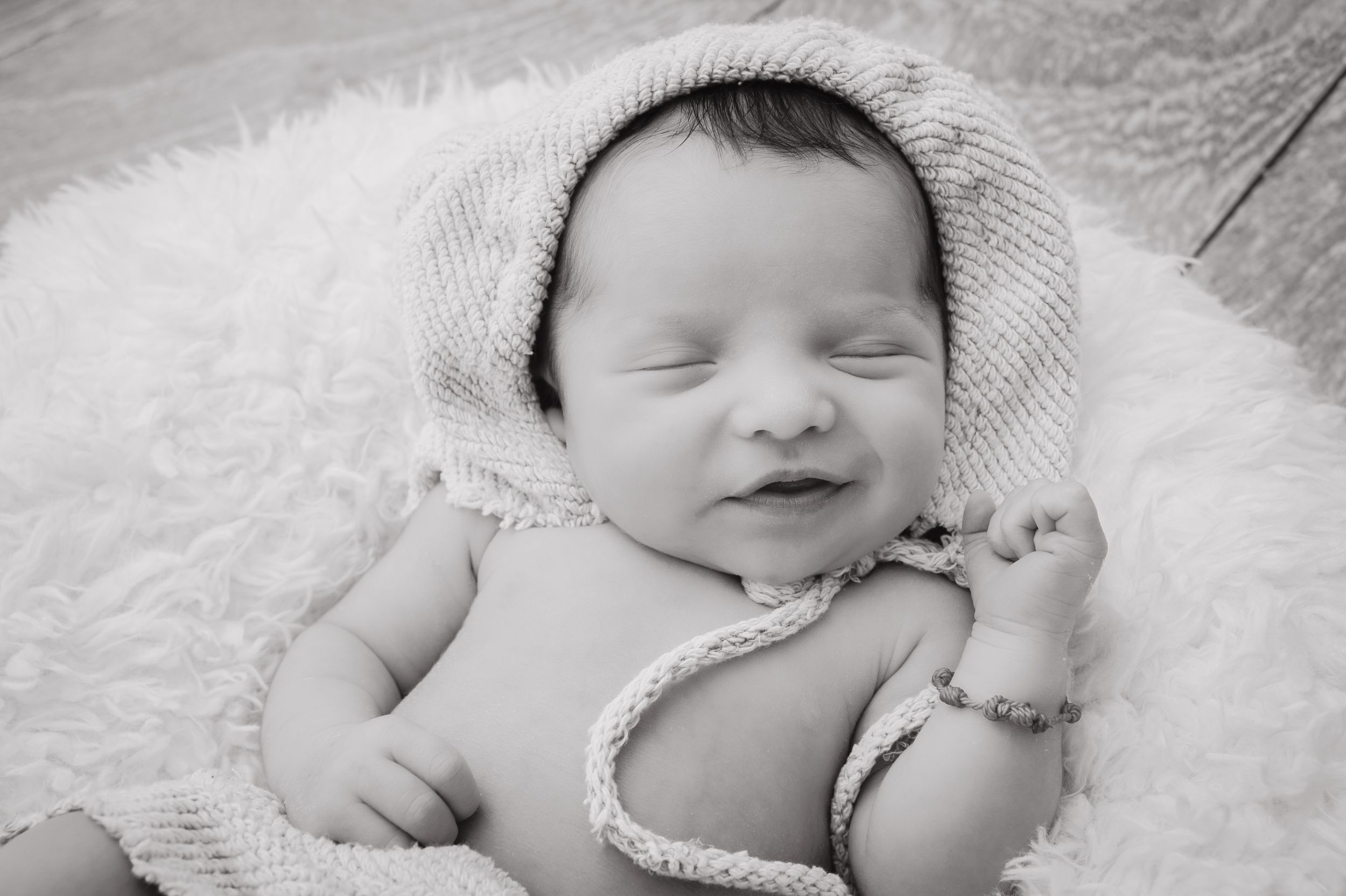 Neugeborenenfotos Berlin Neugeborenenfotografie mit Eltern Babyfotograf Babyshooting Emotionale Babyfotos