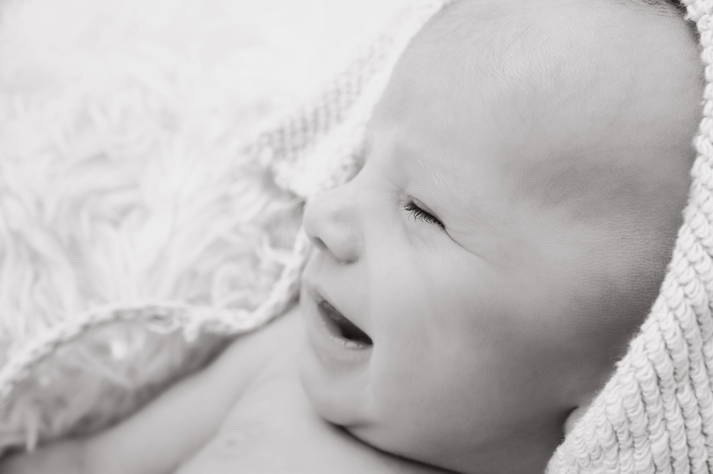 Neugeborenenfotos Berlin Neugeborenenfotografie mit Eltern Babyfotograf Babyshooting Emotionale Babyfotos