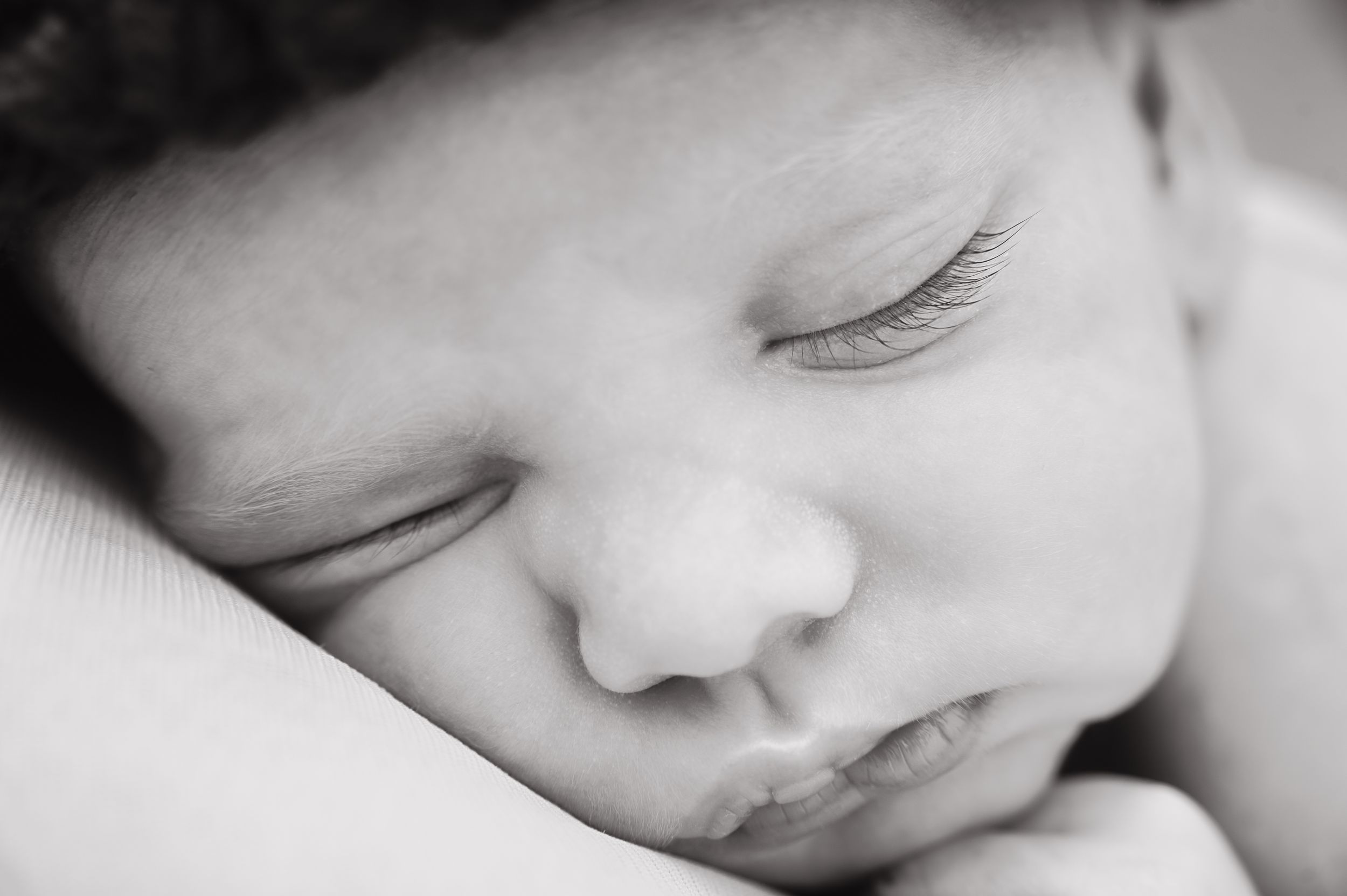 Neugeborenenfotos Berlin Neugeborenenfotografie mit Eltern Babyfotograf Babyshooting Emotionale Babyfotos