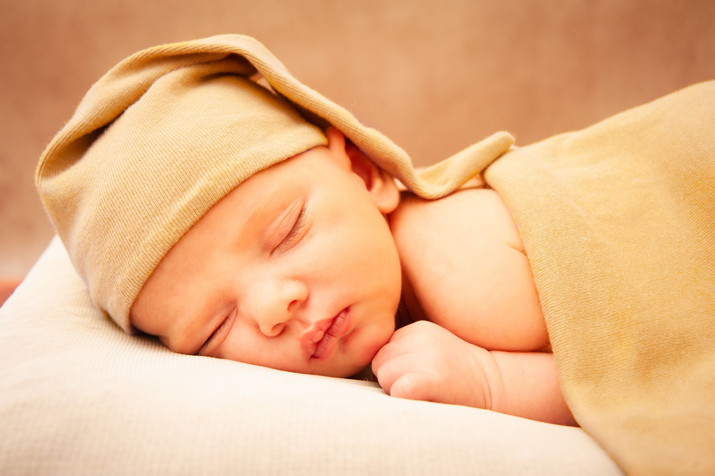 Neugeborenenfotos Berlin Neugeborenenfotografie mit Eltern Babyfotograf Babyshooting Emotionale Babyfotos
