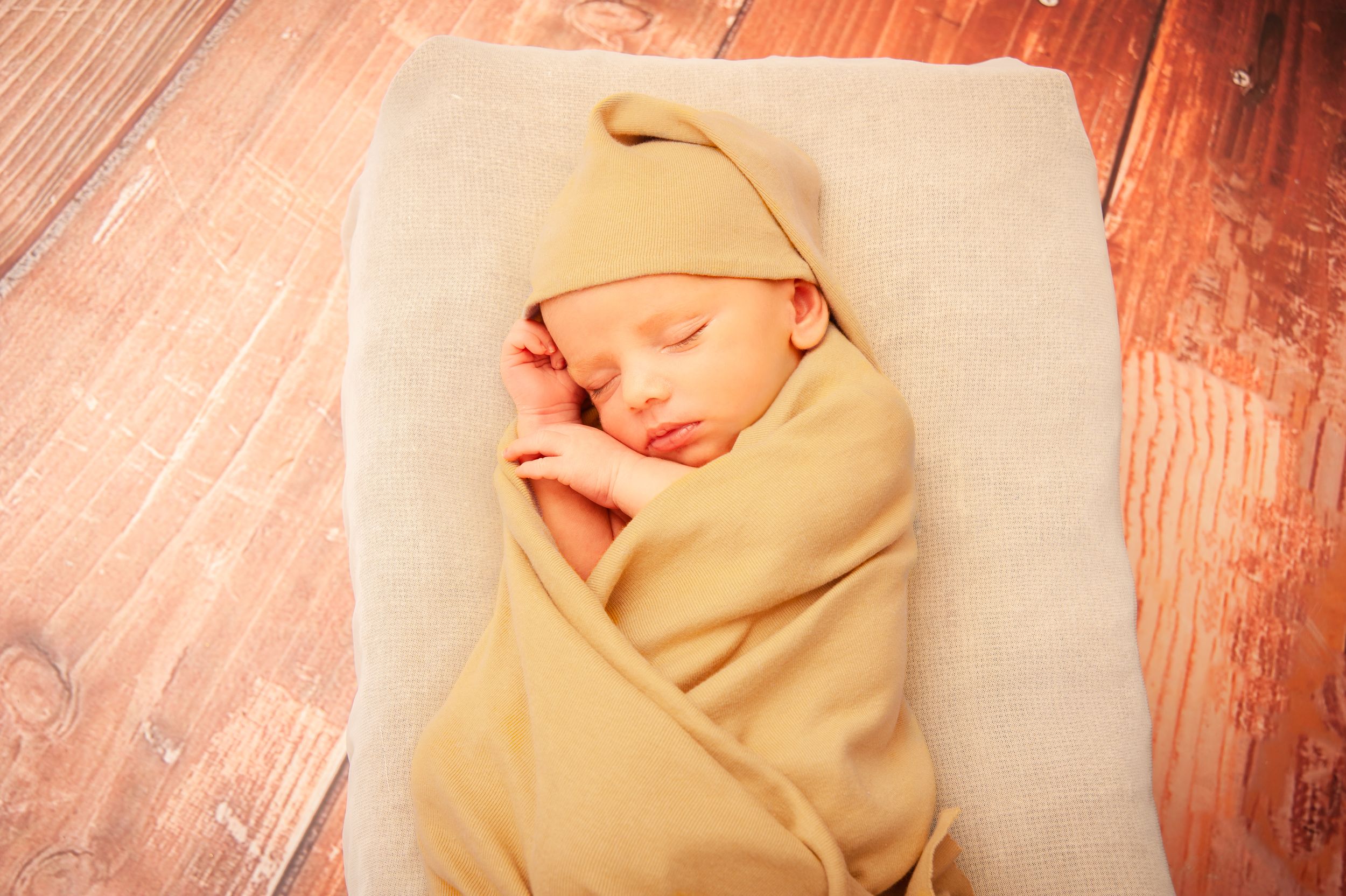 Neugeborenenfotos Berlin Neugeborenenfotografie mit Eltern Babyfotograf Babyshooting Emotionale Babyfotos