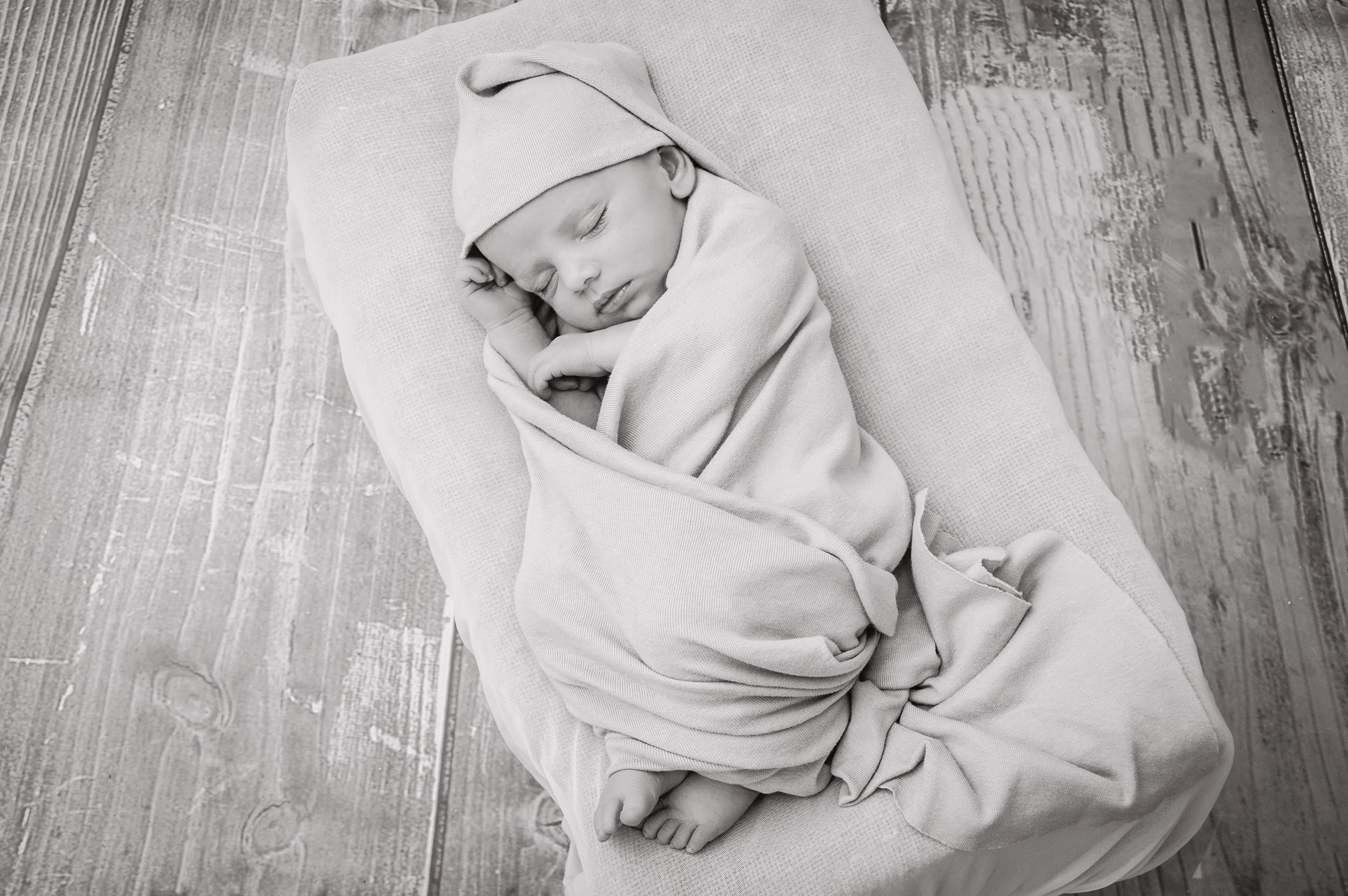 Neugeborenenfotos Berlin Neugeborenenfotografie mit Eltern Babyfotograf Babyshooting Emotionale Babyfotos