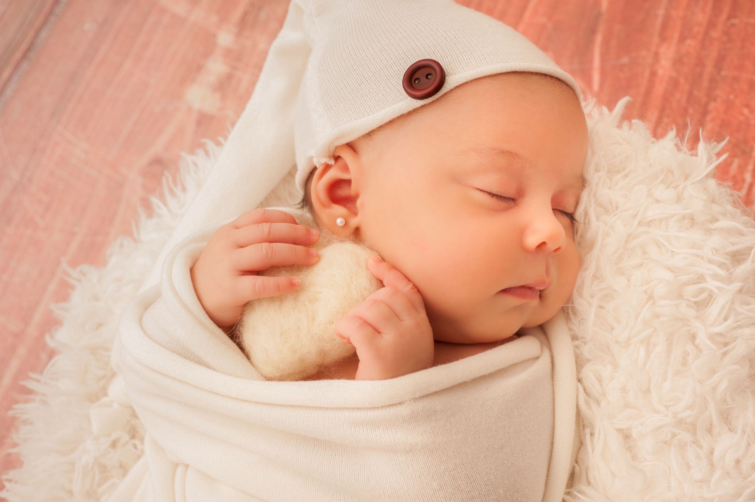 Neugeborenenfotos Berlin Neugeborenenfotografie mit Eltern Babyfotograf Babyshooting Emotionale Babyfotos