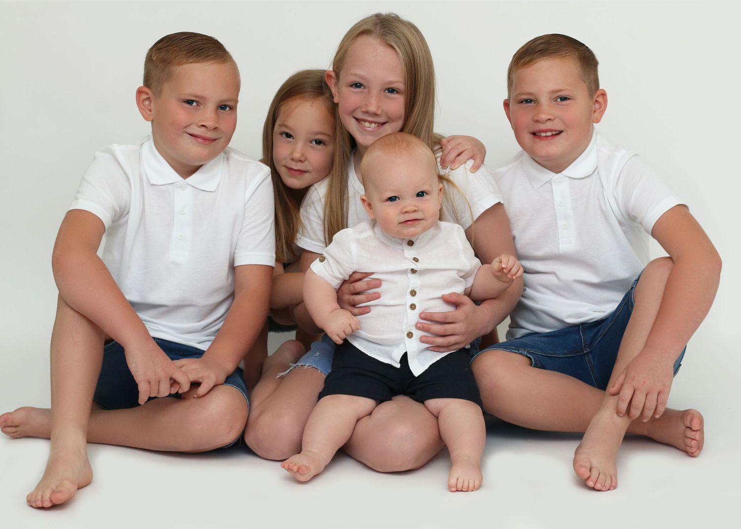 Cousing Family Session Smiling. Newborn Photographer Tameside