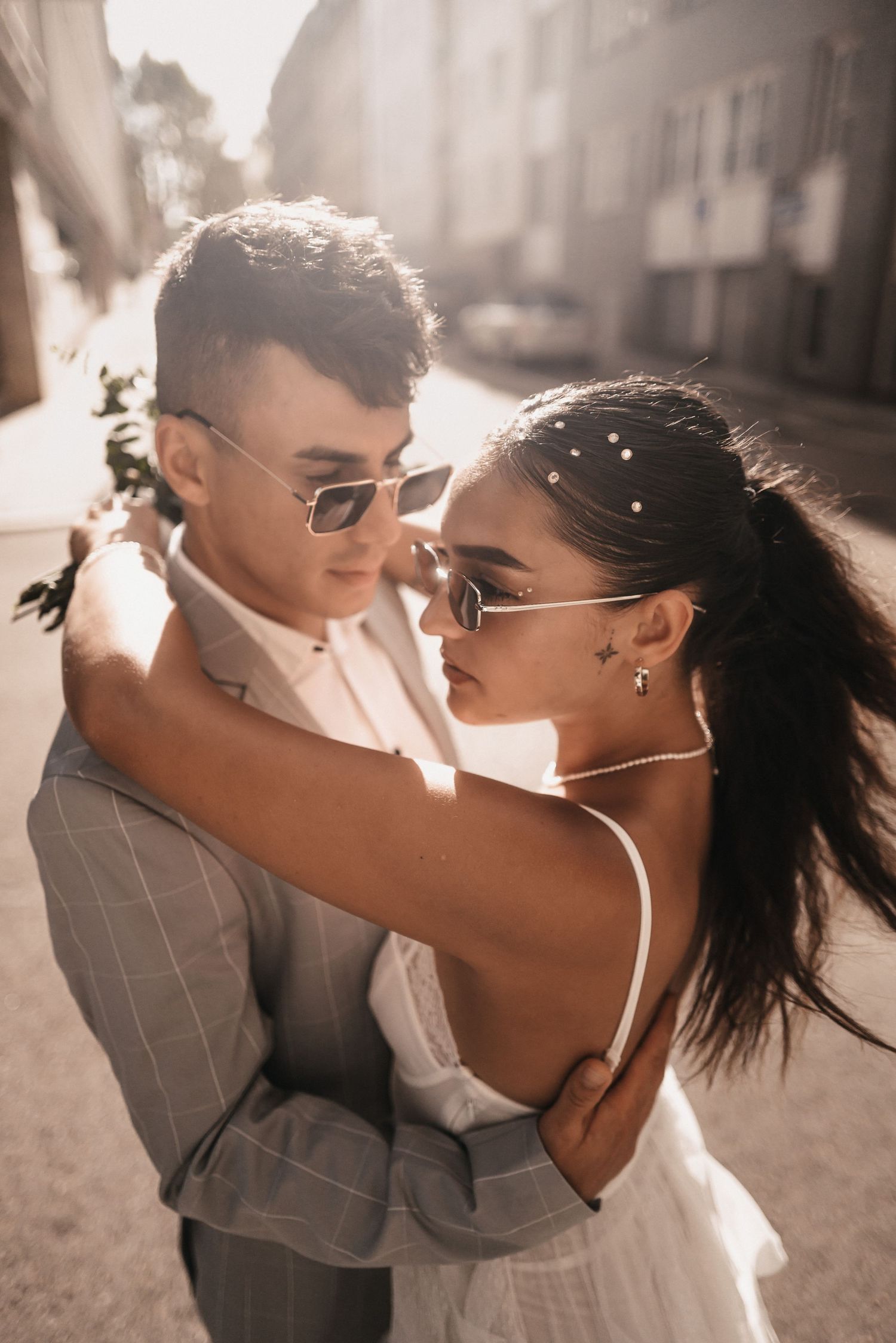 Hochzeitsfotograf Tübingen: Die Braut streicht über die Spitze ihres Kleides.