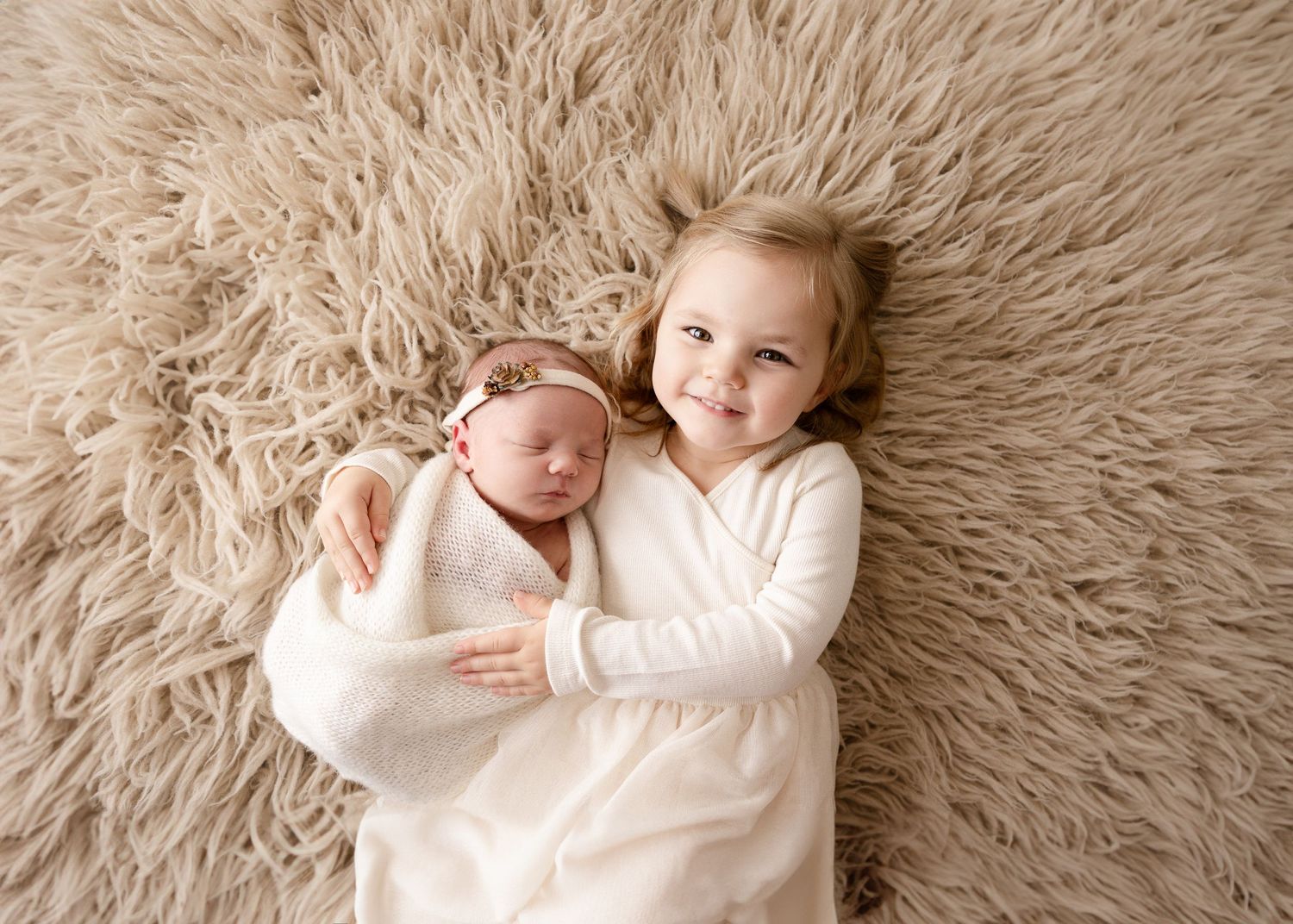 Calgary Newborn Photographer captures sibling photos