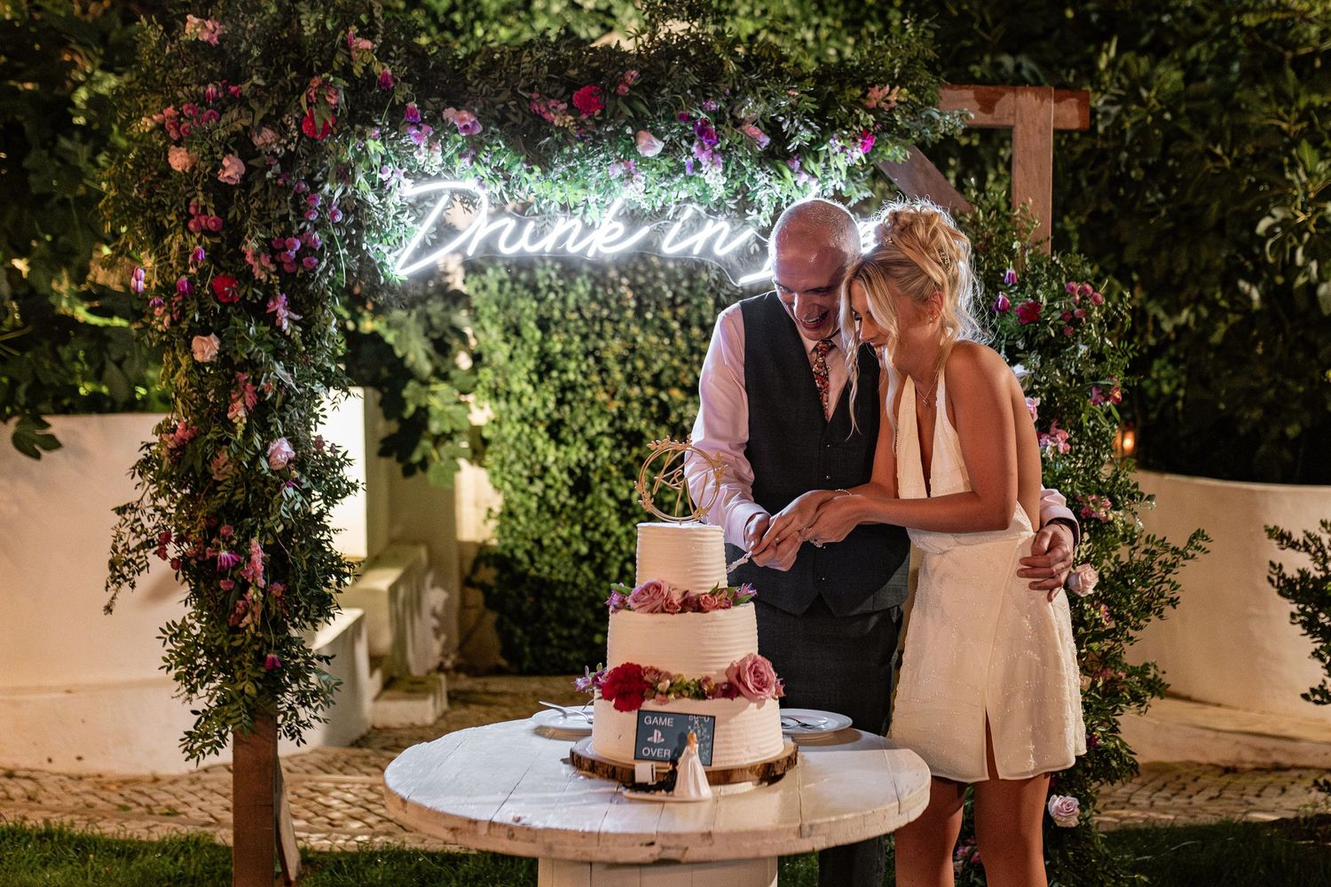 bride cutting the cake with her father at Quinta da bichinha, night background scene