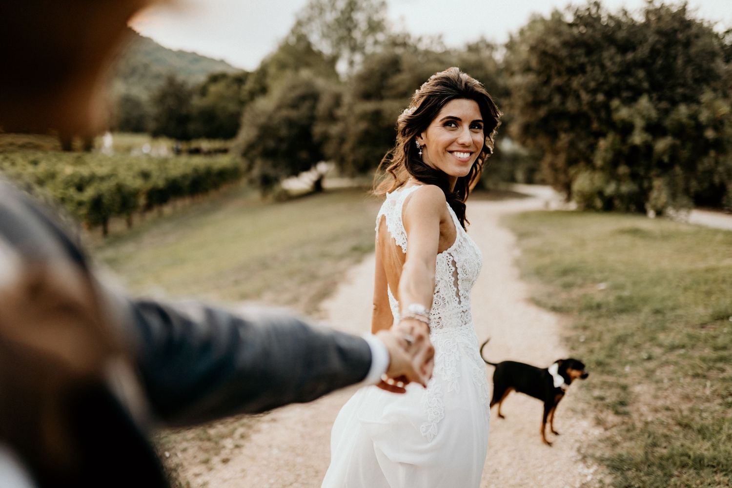 Mariée qui entraine son mari par la main en provence