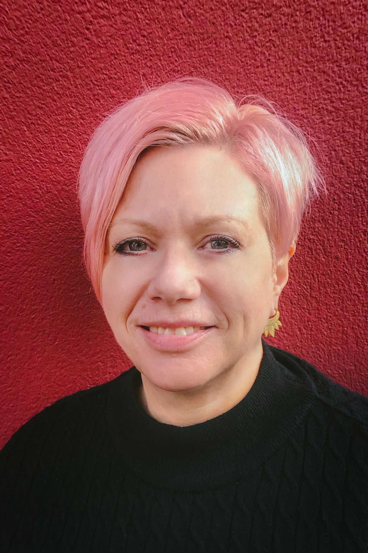 The photographer, Nicola Hippisley with pink hair