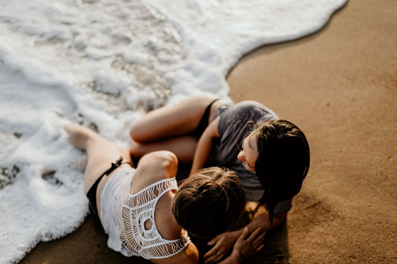 Couple de femme allongé sur la plage en Vendée
