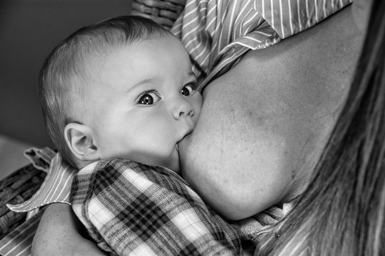 Professional Breastfeeding Photoshoot sideways look
