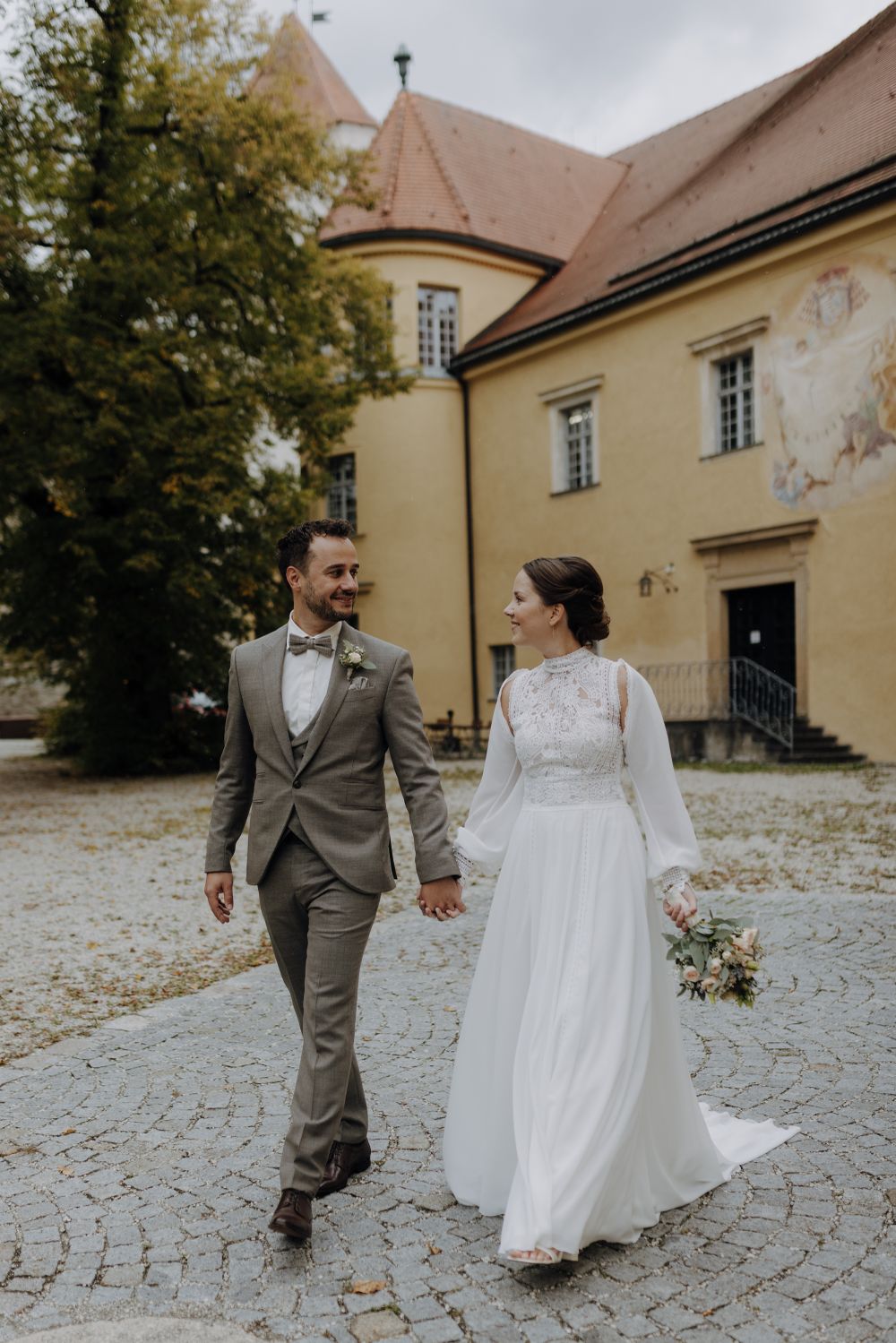 Brautpaar geht entlang und schaut sich an