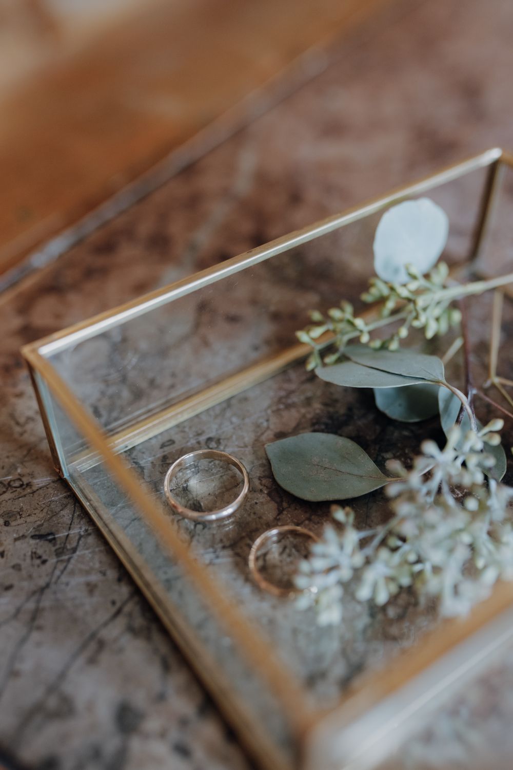 Eheringe in einer Box mit Blumen