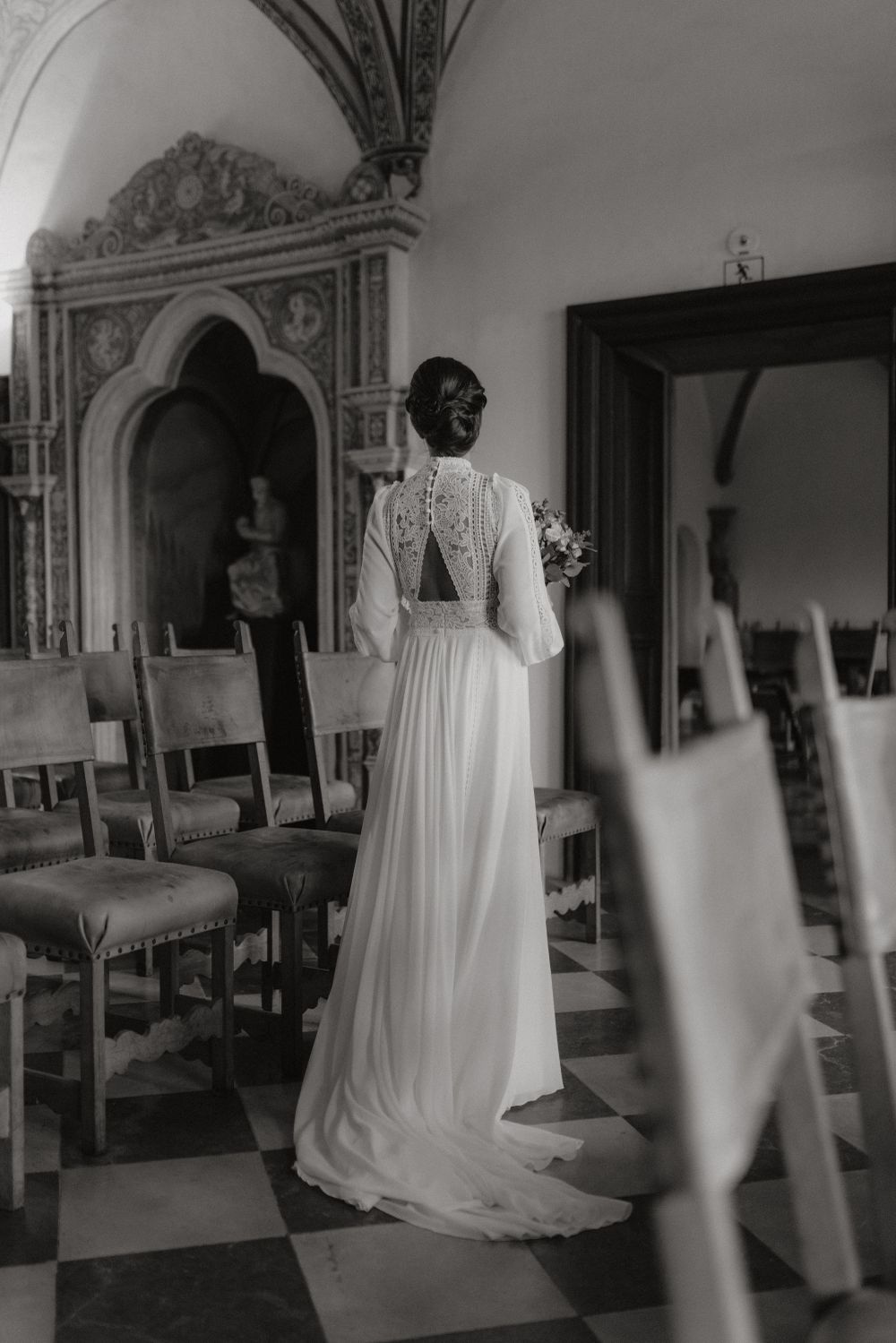Braut in ihrem Hochzeitskleid