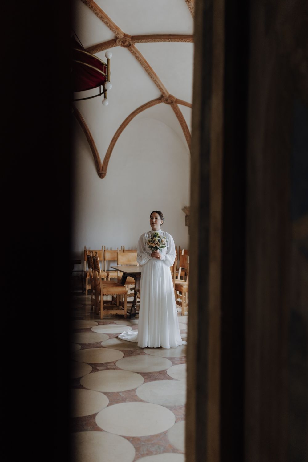 Braut in ihrem Hochzeitskleid