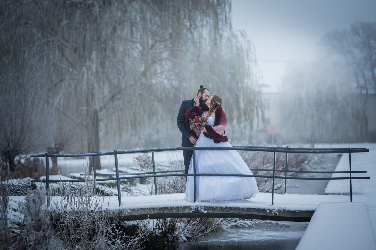 Hochzeitsbilder im Schnee: Hochzeitsfotograf in Berlin für romantische Aufnahmen im Oranienburg Park.