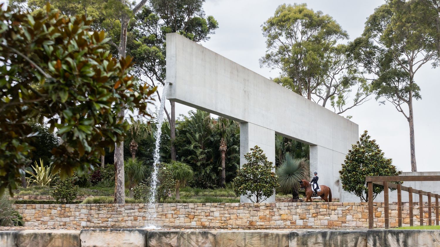 Caroline Wagner and 'Ibicus' on their way to the Covered Arena at Willinga Park. © Simon Scully, 2024.