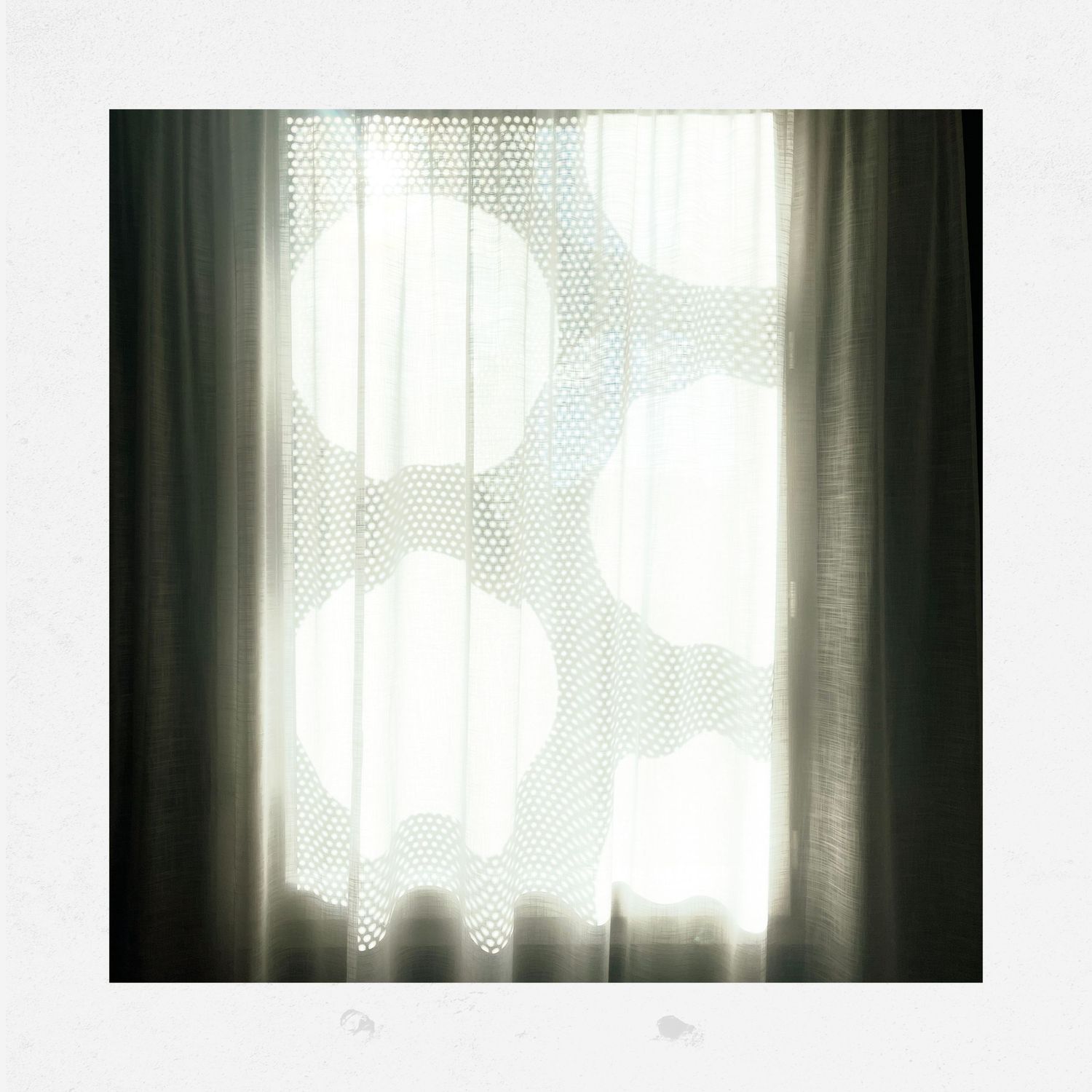 Reflets de la Fenêtre (Montpellier, France), Cut-out circles, window, light, drapes