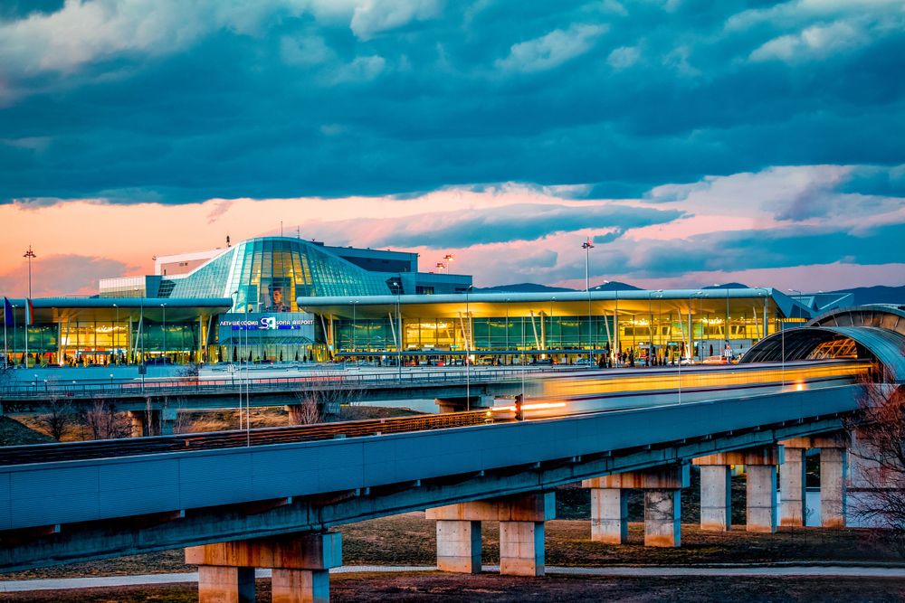 пейзажно фото заснемане на изгрев на терминал 2 на летище софия