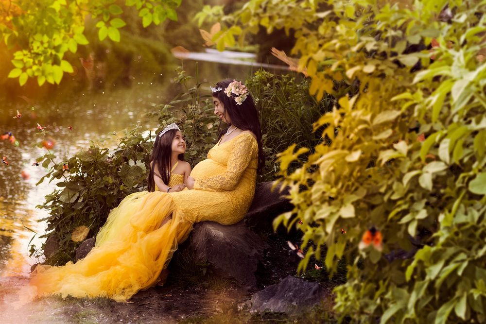 maternity lady stylish pose in the garden with daughter photography - Jasmeet K Photography