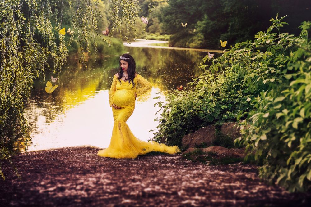 maternity lady near the river stylish pose photography - Jasmeet K Photography