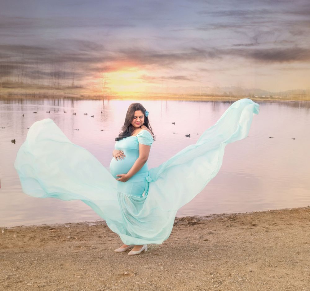 maternity lady near the river photography - Jasmeet K Photography